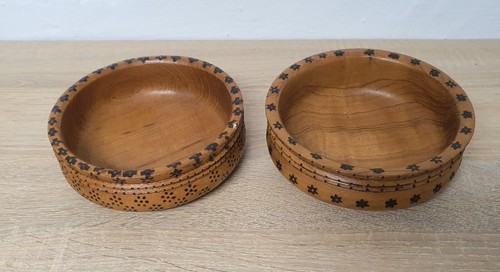 Deux coupelles assiettes - , bois