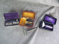 Lot de trois RASOIRS à main, anciens, dans une boîte.