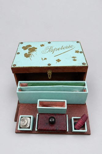 Ancienne boîte nécessaire
