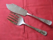 ++"501.16"  2 COUVERTS DE SERVICE A POISSON EN METAL ARGENTE ORFEVRE J.P. PLATIL