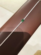 Émeraude avec diamants blancs