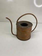 Petit arrosoir en cuivre dans