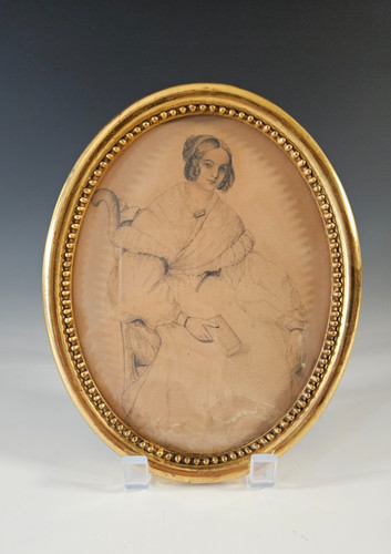 Portrait jeune femme assise