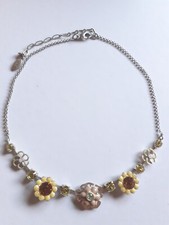 Beau collier ras du cou fleurs