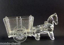 CHARRETTE EN VERRE TIREE PAR  UN CHEVAL, bonbonnière et autres objets chevaux