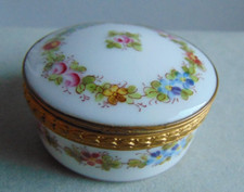 Ancienne petite boîte porcelaine de Sèvres, décor fleurs, cerclage bronze