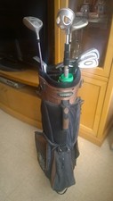 SET DE GOLF : SÉRIE DE FER AVEC SAC CHARIOT ET ACCESSOIRES + BALLES NEUVES