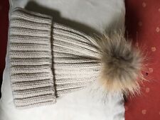 Bonnet beige avec pompon en