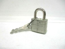 Petit cadenas " Master Lock Co " N°10 - 33 avec son jeu de clefs