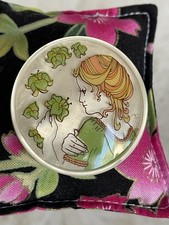 broche léa stein couleur verte profil de femme et fleurs