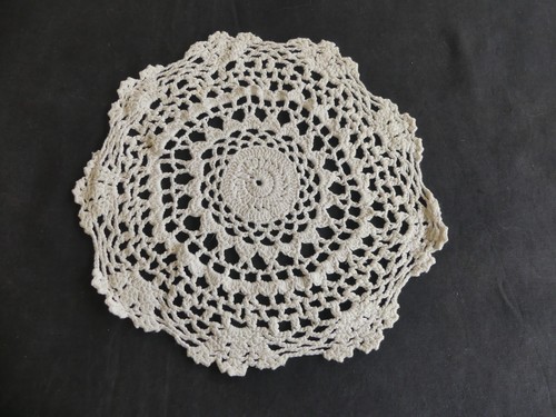 Ancien napperon rond - , en