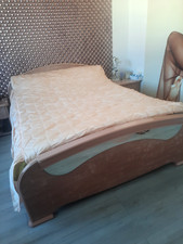 lit 140x190 avec sommier, matelas, tête de lit,2 tables de chevet