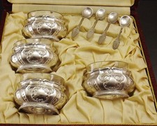 ALBERT FRIONNET COFFRET 4 SALERONS ET CUILLERES METAL ARGENTE ET CRISTAL Ca1920