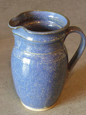 Pichet en céramique émaillé bleu et beige moucheté