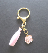 Bijou de sac acier inoxydable fleur rose pompon blanc