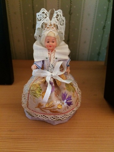Petite poupee folklorique - ,