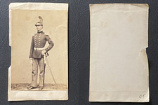 Jeune homme en uniforme