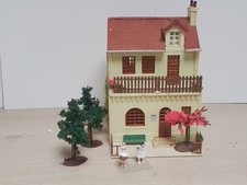 MKD HO. SCENE MAQUETTE DECOR CAFE TABAC, PERSONNAGES, ARBRES