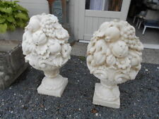 PAIRE DE STATUES "CORBEILLE DE