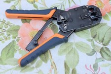 Pince à sertir les connecteurs RJ45, RJ11 et RJ12 marque et référence inconnues