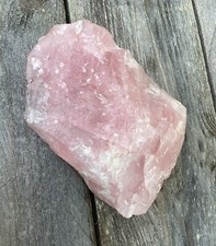 minéraux quartz rose brut très joli et brillant 390 grammes 