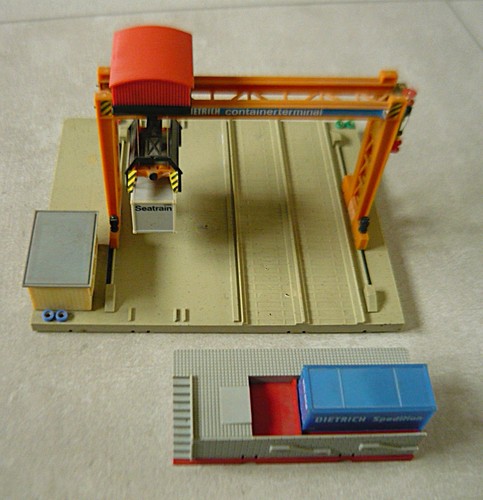 Grue porte conteneurs - porte-conteneurs, faller