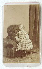 CDV PHOTO SECOND EMPIRE MAUJEAN à PARIS ENFANT ROBE à CARREAUX L44