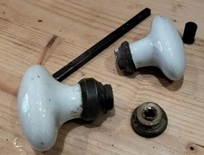 Ancienne Poignée de porte en porcelaine blanche bon état