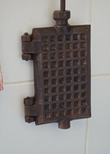 Ancien Gaufrier en Fonte – Pied-Selle 1914 – Outil de Cuisine Vintage
