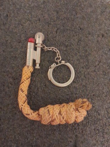 Porte clés ancien - clés, briquet