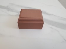 socle en bois peint en rose