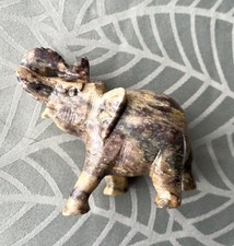 Éléphant sculpté en pierre