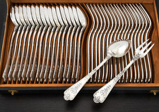 PUIFORCAT : Ménagère 18 couverts de Table en Argent massif mod. “Fer de Lance”