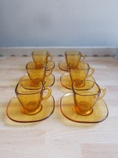 6 petites tasses et