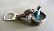 Ancien porte clé bouteille vin champagne dans son seau à glace, miniature ann.60