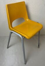 Ancien vintage petite chaise d'écolier en plastique jaune foncé