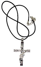 CROIX  JOHNNY HALLYDAY ; métal ARGENTE ; env.3,5X6 cm ; avec son lacet.