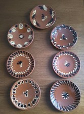 7 petites assiettes en grès