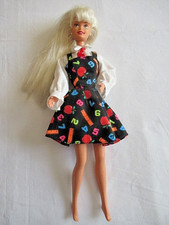 BARBIE en ROBE D'ECOLIERE et BOUCLES D'OREILLES (76-38)