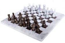 Jeu d'échecs en marbre blanc