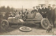 Transport - Automobile - Hommes autour d'une voiture accidentée - chien