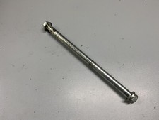 UN AXE DE ROUE AVANT SCOOTER