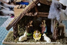 ancienne crèche avec personnages en plastique