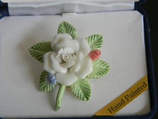 Joli Retiré OS Chine Blanc Rose Fleur Broche Original Boîte Jojak Mint