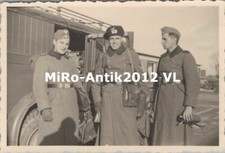 Photo, trois camarades devant