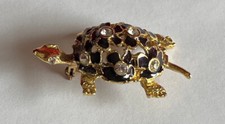 BROCHE "TORTUE"/ METAL DORE/ RESINE NOIR/ OXYDES LUMINEUX/ XXI SIECLE