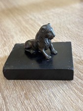 Joli petit bronze représentant un lion sur socle en marbre noir
