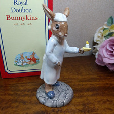 Figurine Royal Doulton Bunnykins Wee Willie Winkie DB270 Nursery Rhyme avec b...