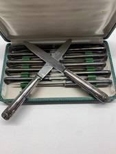 lot de 12 grands couteaux de table  metal argenté marque DIXI  a la coquille 