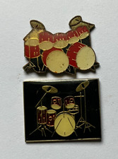 105 - 2 Pin's BATTERIE DE PERCUSSIONS - MUSIQUE ROCK BATTEUR